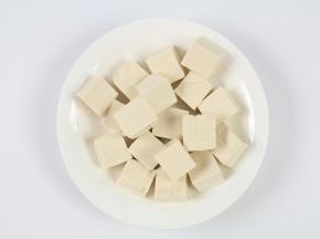 豆腐冲洗干净后切成小块。