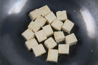 
煎至表面浅黄色即可。