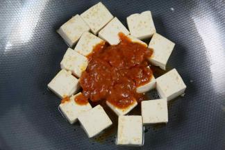 
加入意大利面肉酱。