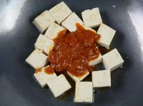 
加入意大利面肉酱。