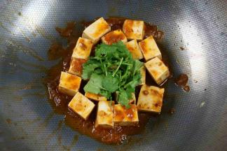 拌匀后加入香菜，重口味的可以加入少许的盐调味，我觉得肉酱的味道刚刚好就没再加盐了。