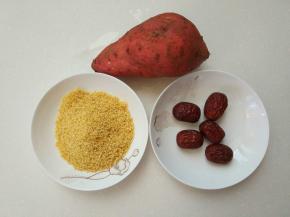 准备好食材：红薯，小米，红枣。