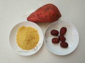 准备好食材：红薯，小米，红枣。