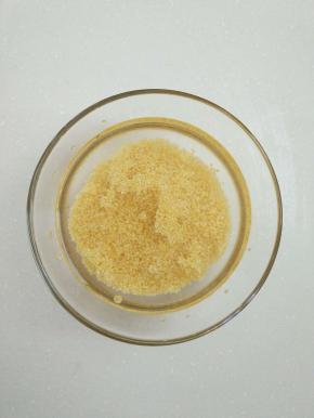 
小米加水，掏洗干净。