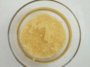 
小米加水，掏洗干净。