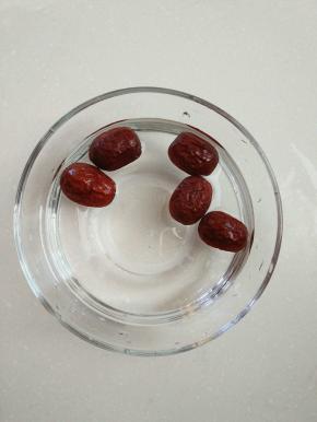 
红枣浸泡10分钟左右，清洗干净。