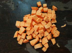 
红薯去皮，切成小块。