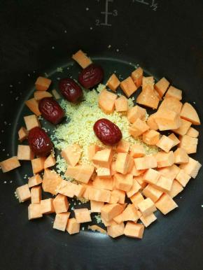 
把洗干净的小米、红枣、红薯，加入到电饭锅内胆中。