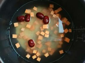 
加入适量的水，盖上盖子，启动“煲汤/粥”功能键，就开始煲粥了。