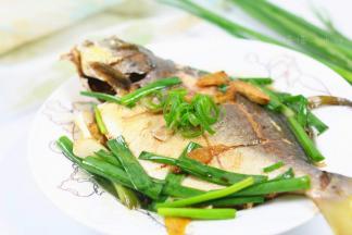 美味的金鲳鱼就做好了，开吃咯。