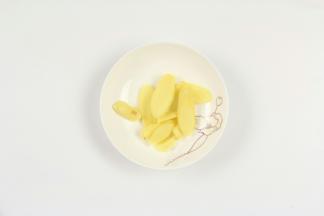 姜去皮，切成片。