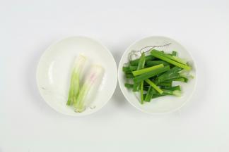 葱洗干净，葱白葱绿切好分开放。