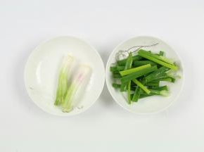 葱洗干净，葱白葱绿切好分开放。