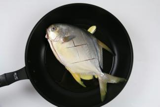 油热后，加入鲳鱼，中火煎。