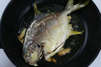 
大概三分钟左右翻下面，煎另一面。来回几次，煎到表皮浅黄时候，表层更香。