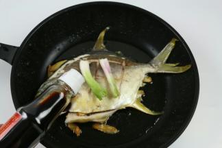 
放入葱白，加入适量的生抽。