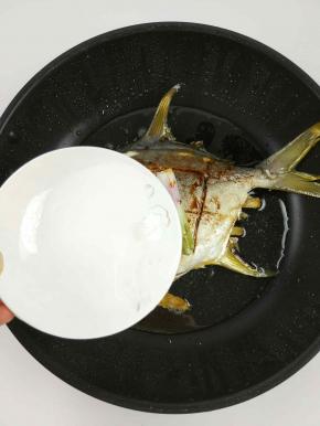 
加入少量的水，盖上盖子，焖2分钟左右。