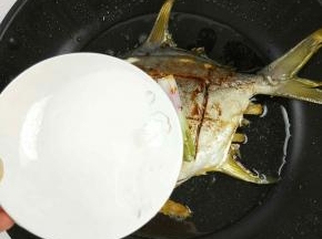 
加入少量的水，盖上盖子，焖2分钟左右。