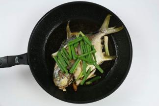 
起锅前加入葱绿部分，加少许的盐调味。