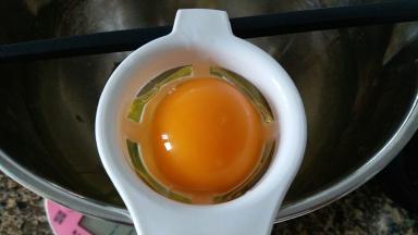 蛋清蛋黄分离，蛋清装在无水无油的干净容器内