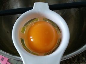 蛋清蛋黄分离，蛋清装在无水无油的干净容器内