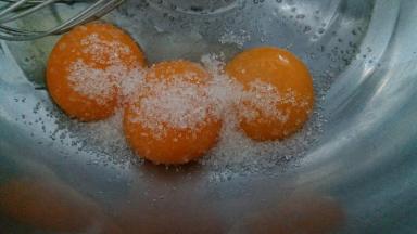 白砂糖加蛋黄内抽到均匀