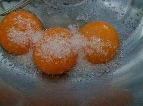 白砂糖加蛋黄内抽到均匀