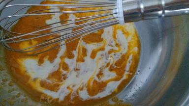 再加入牛奶搅拌均匀