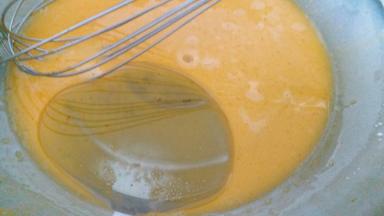 加入玉米油搅拌均匀