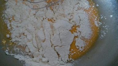 加入过筛的低粉，用手动打蛋器写Z字的手法搅拌均匀