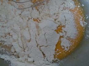 加入过筛的低粉，用手动打蛋器写Z字的手法搅拌均匀