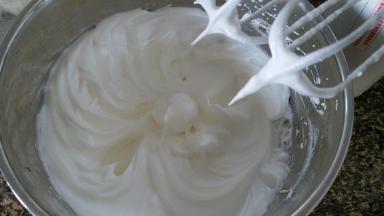 蛋白滴几滴柠檬汁，分三次加入白砂糖，打至硬性发泡，烤箱进行150度预热