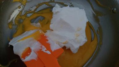 蛋白霜分三次加入蛋黄糊内，用翻拌切拌的手法拌均匀