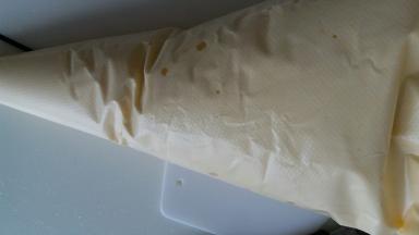 蛋糕糊装入裱花袋内