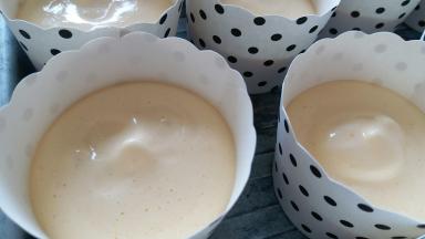 挤到纸杯里，最多八分满的，我只挤到六七分满