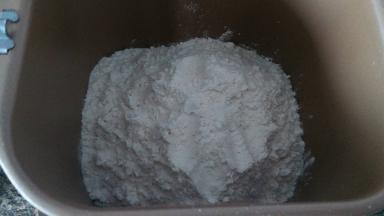 面团食材除黄油外全放进面包机桶内，先液体再干粉，最后酵母