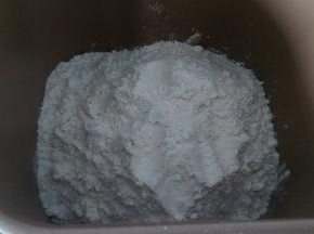 面团食材除黄油外全放进面包机桶内，先液体再干粉，最后酵母