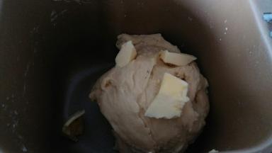 揉面一个程序后，加入软化的黄油，再次开启揉面