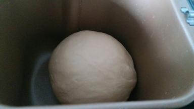 揉面结束后，切掉面包机电源，直接用面包机的余温发酵。