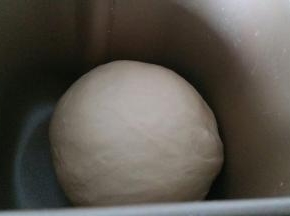 揉面结束后，切掉面包机电源，直接用面包机的余温发酵。