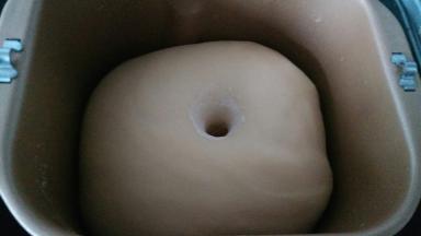 用手指沾少许干粉，戳进面团不回缩即发酵完成