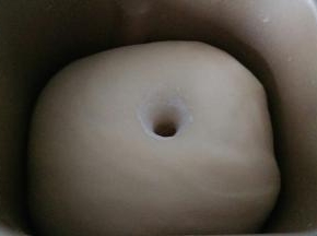用手指沾少许干粉，戳进面团不回缩即发酵完成