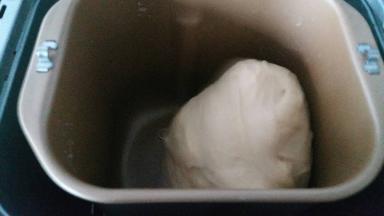 发酵完成后，面包机再次通电开启揉面程序两到三分钟，进行排气