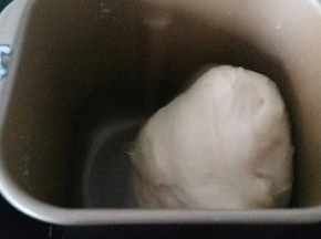 发酵完成后，面包机再次通电开启揉面程序两到三分钟，进行排气