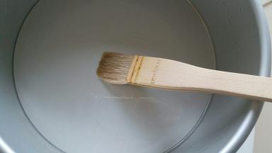 八寸戚风模具内刷上玉米油，或者垫油纸也可以