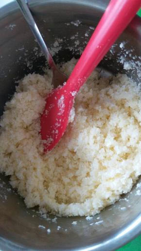 椰蓉加入软化的黄油内拌均匀