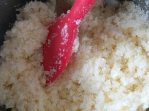 椰蓉加入软化的黄油内拌均匀