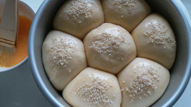 表面刷上蛋液，撒上白芝麻进行装饰