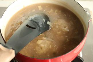 汤锅加水600毫升，烧开后下入刚才搅匀的胡辣汤调料，搅匀，煮开后再煮两分钟就好了