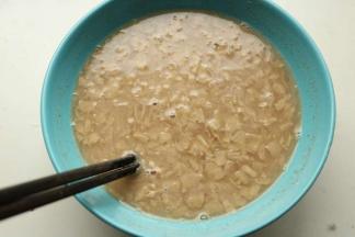 调料包加入400毫升水，搅拌均匀。